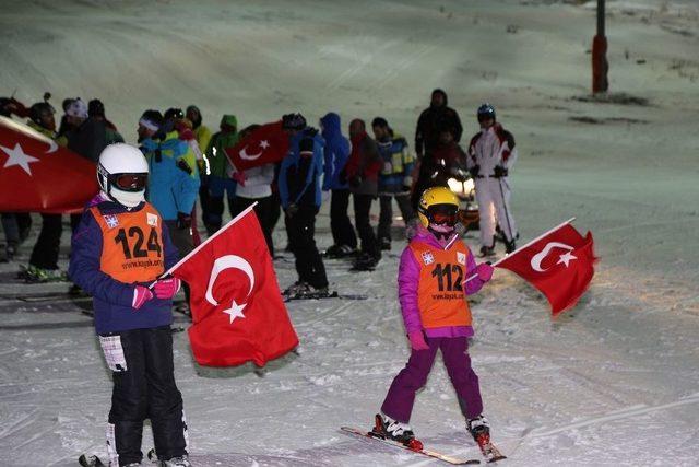 Yıldız Dağı’nda Türk Bayraklarıyla Meşaleli Kayak