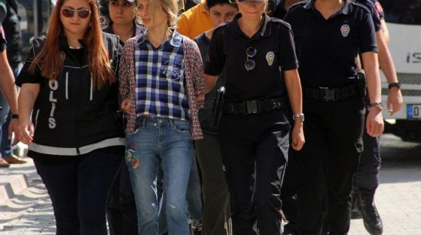 Evleri Uyuşturucu Merkezi Yapan Kadınlar Tutuklandı