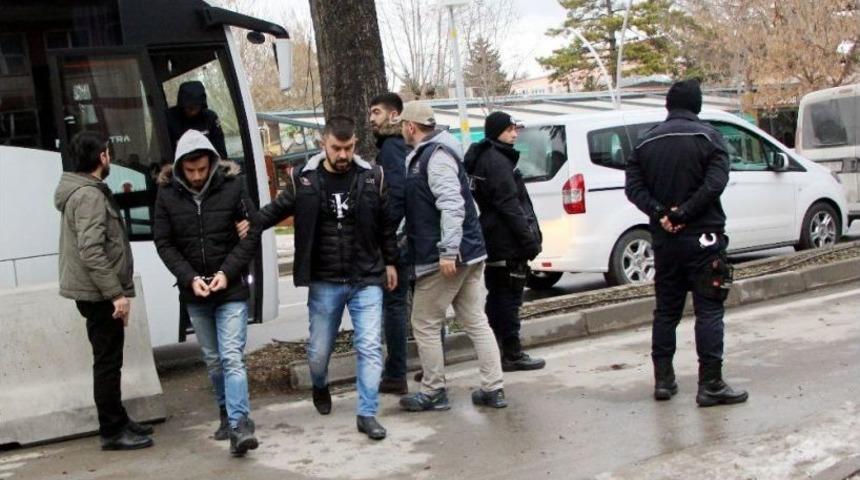 Fet&ouml;&rsquo;den G&ouml;zaltına Alınan 14 Asker Adliyeye Sevk Edildi