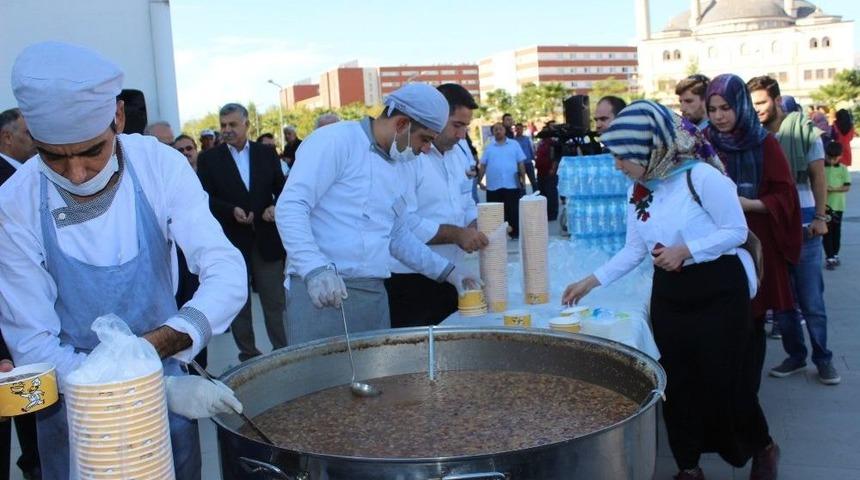 Adıyaman &Uuml;niversitesinde 3 Bin Kişilik Aşure Dağıtıldı