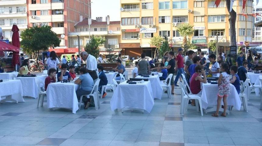 Nazilli Belediye Meydanında Satran&ccedil; Oynadılar