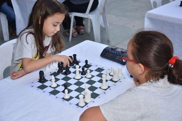 Nazilli Belediye Meydanında Satranç Oynadılar