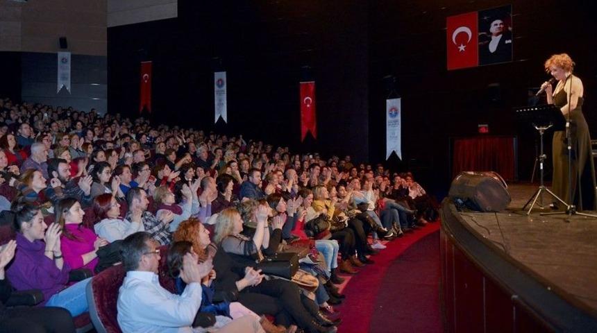 Zuhal Olcay Maltepeliler İ&ccedil;in Sahne Aldı