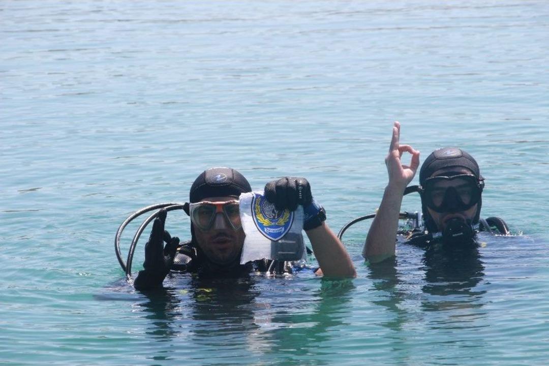(&ouml;zel) Kurbağa Adamlar Su Altındaki Su&ccedil;ları Aydınlatıyor
