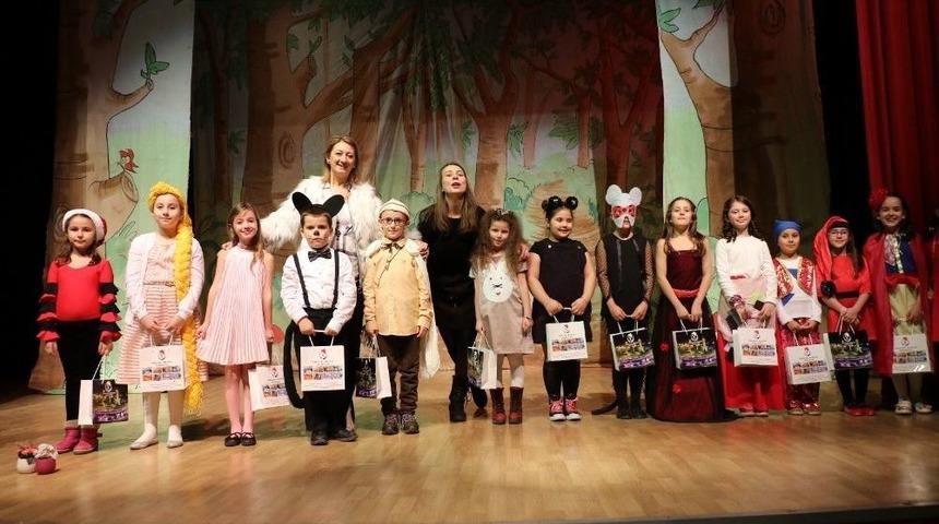 Sanat At&ouml;lyeleri Projesi&rsquo;nin &Ccedil;ocukları Yeteneklerini Sahnede G&ouml;sterdi