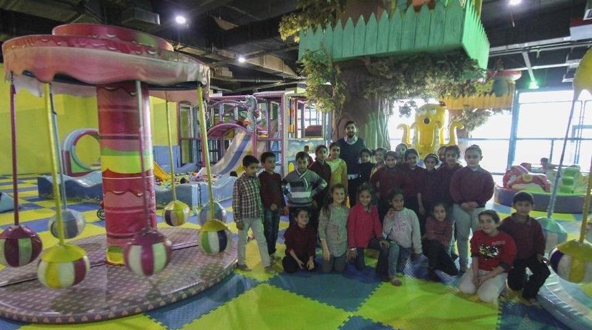 Karnesini Alan Minikler Eğlenceye Koştu