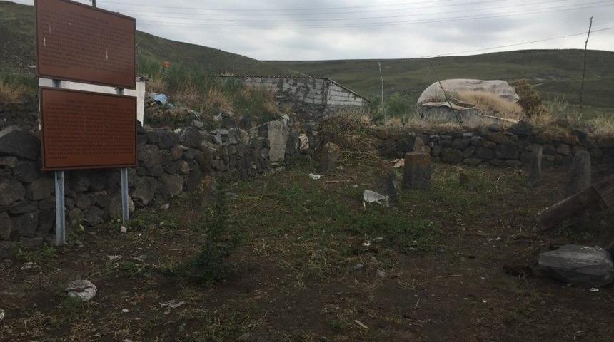 K&uuml;&ccedil;&uuml;k &Ccedil;atma Şehitliğinin Son Durumu İ&ccedil;ler Acısı