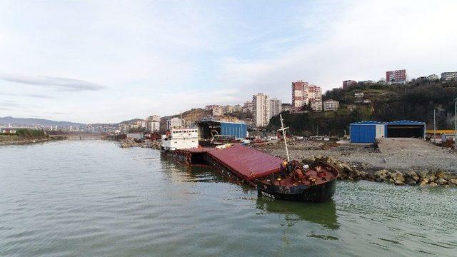 Karaya Oturarak İkiye Bölünen Gemi Havadan Görüntülendi