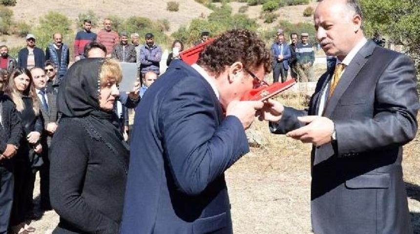 27 Yıl &Ouml;nce Pkk'nın &Ouml;ld&uuml;rd&uuml;ğ&uuml; K&ouml;y Muhtarı Ve Eşi, Mezarı Başında Anıldı