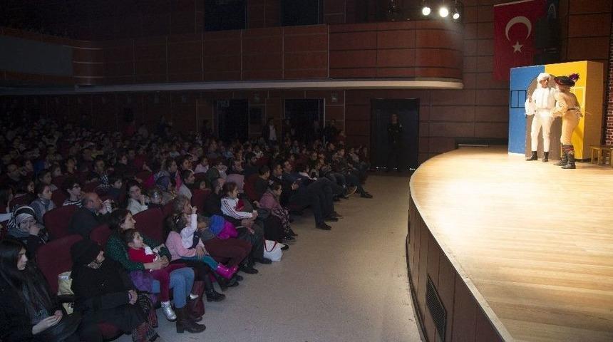 “çizmeli Kedi” Sahnelendi