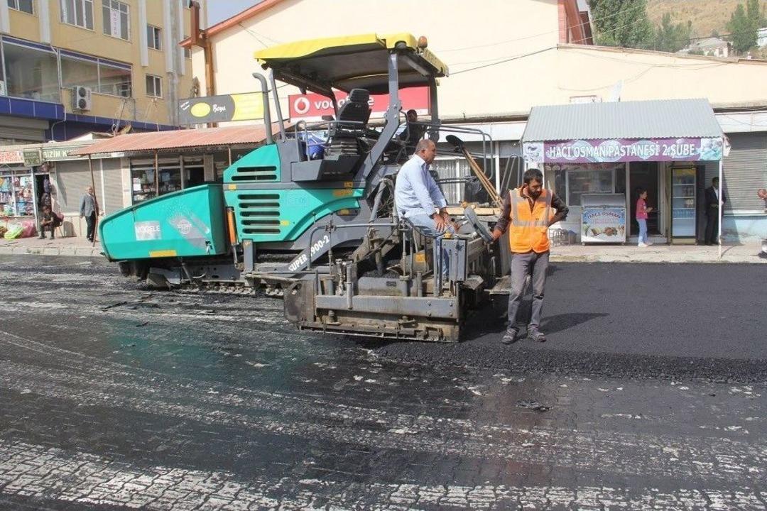 Başkale Belediyesi Asfalt Ve Parke &Ccedil;alışmalarına Devam Ediyor