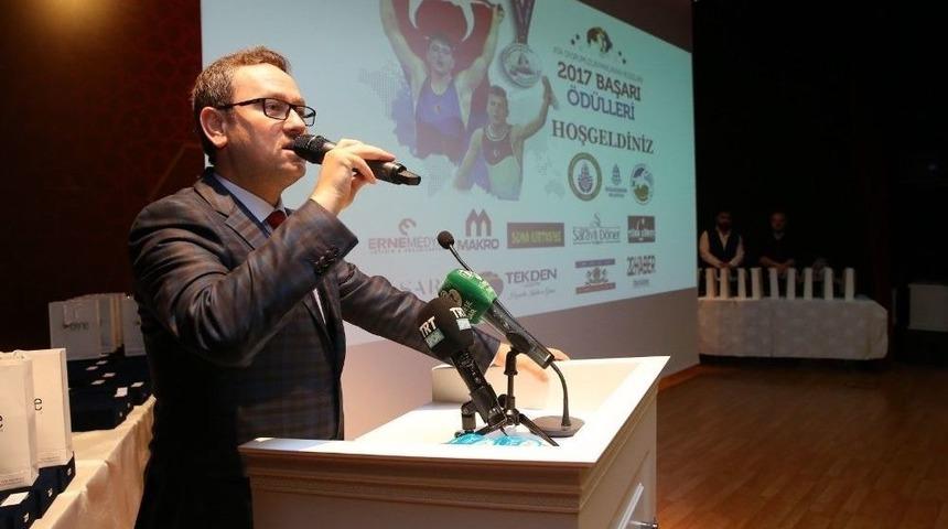 Ata Sporu G&uuml;reşin Yıldızlarına &Ouml;d&uuml;l Yağmuru