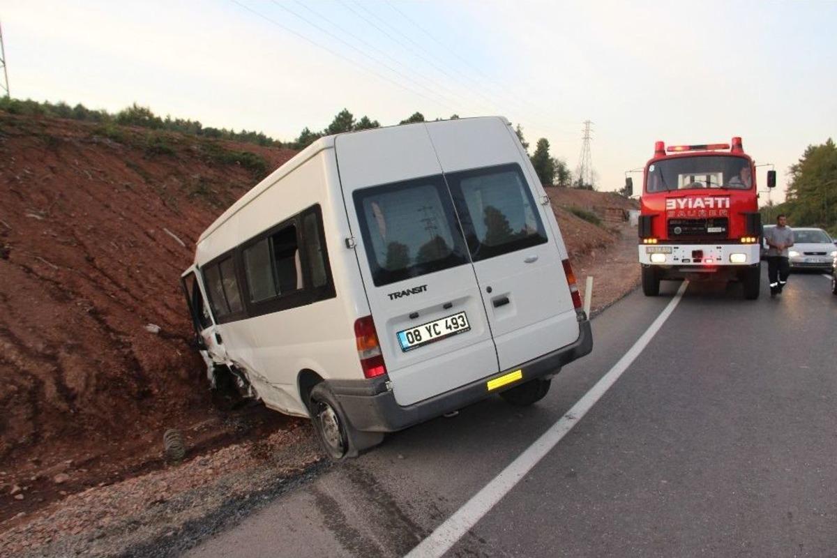 Zonguldak&rsquo;ta Minib&uuml;s İle Otomobil &Ccedil;arpıştı: 1 Yaralı