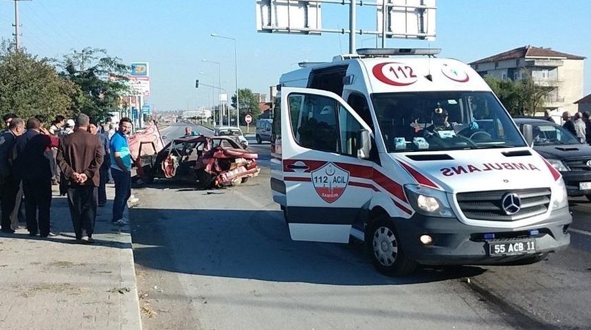 Kamyonla Otomobil &Ccedil;arpıştı: 3 Yaralı