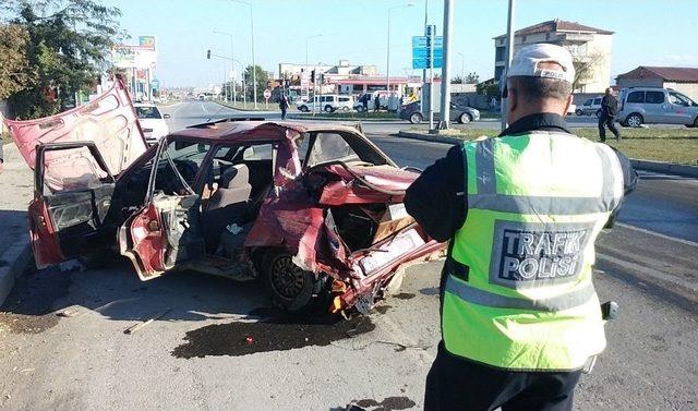 Kamyonla Otomobil Çarpıştı: 3 Yaralı 3