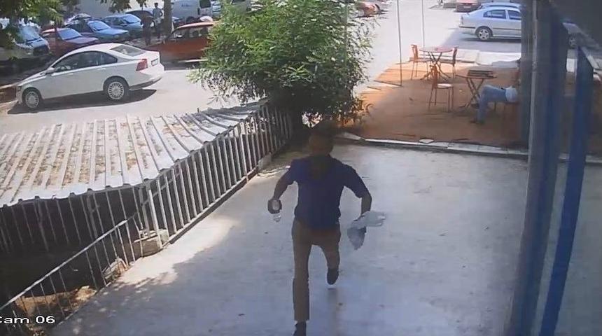 Çaldığı Telefonu Satma Çabası Kamerada