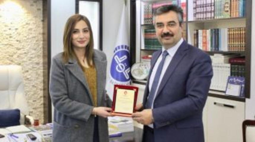 Hayvan Hakları Federasyonundan Batman M&uuml;ft&uuml;s&uuml;ne Plaket