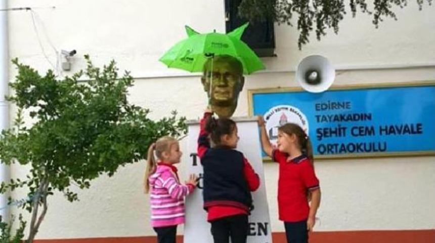 Minik &Ouml;ğrenciler, Atat&uuml;rk Islanmasın Diye B&uuml;st&uuml;ne Şemsiye Tuttu