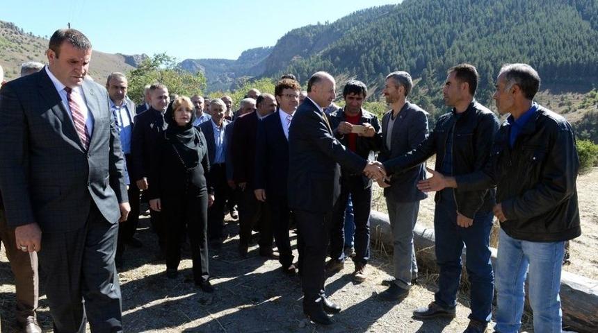 27 Yıl &Ouml;nce Şehit D&uuml;şen K&ouml;y Muhtarı Ve Eşi, Mezarı Başında Anıldı