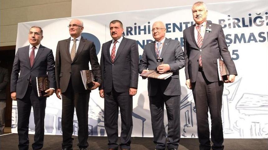 Başkan Karalar&rsquo;a Tarihi Kentler Birliği&rsquo;nden 2 &Ouml;d&uuml;l Birden