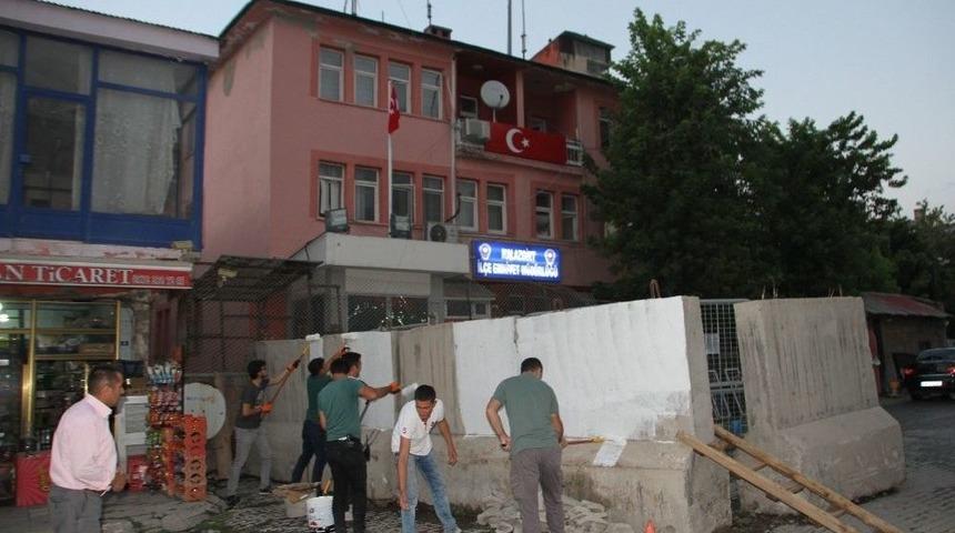 Polisler Güvenlik Duvarını Boyadı