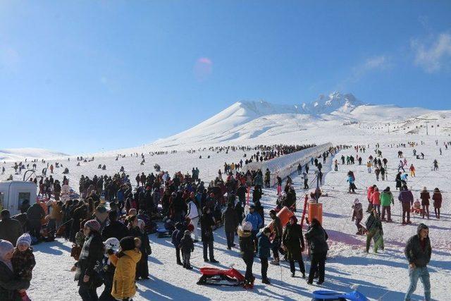 Erciyes’i Hafta Sonu 100 Bin Kişi Ziyaret Etti