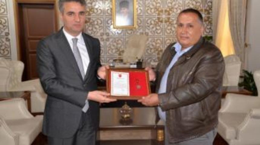 T&uuml;rk Silahlı Kuvvetlerini G&uuml;&ccedil;lendirme Vakfı'na Bağışa Madalya