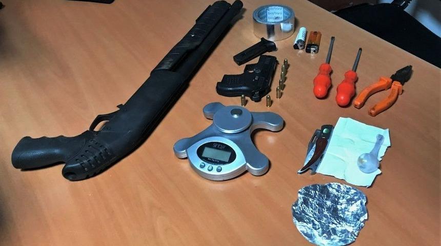 Aracın Motoruna Uyuşturucu Ve Hassas Terazi Saklamışlar