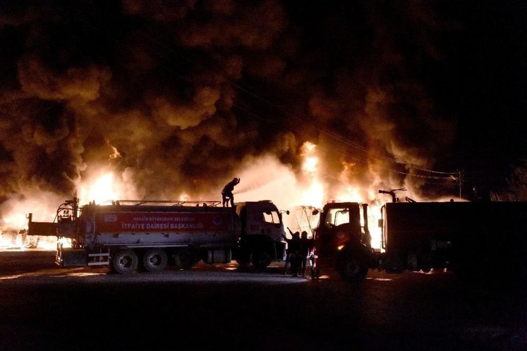 Tarsus Sebze Hali&rsquo;nde B&uuml;y&uuml;k Yangın