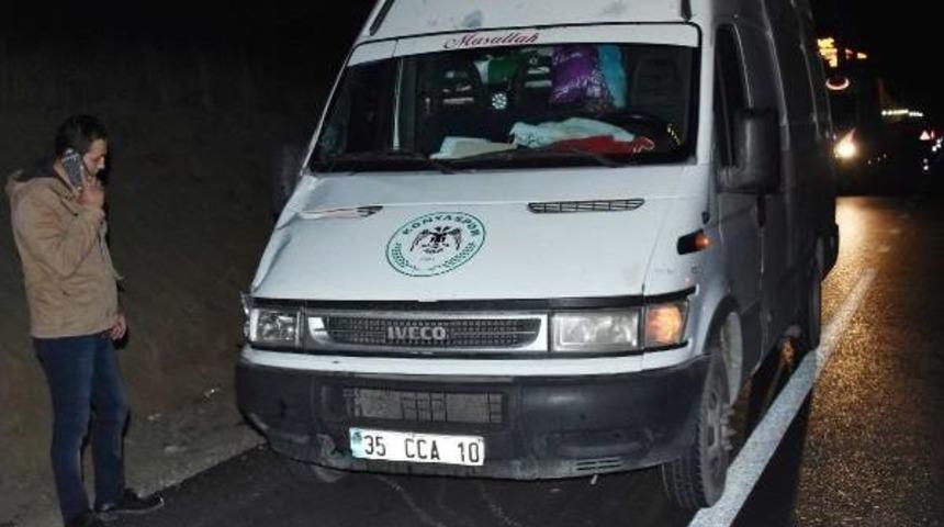 Akaryakıt Istasyonuna Giderken Minib&uuml;s &Ccedil;arpmasıyla &Ouml;ld&uuml;