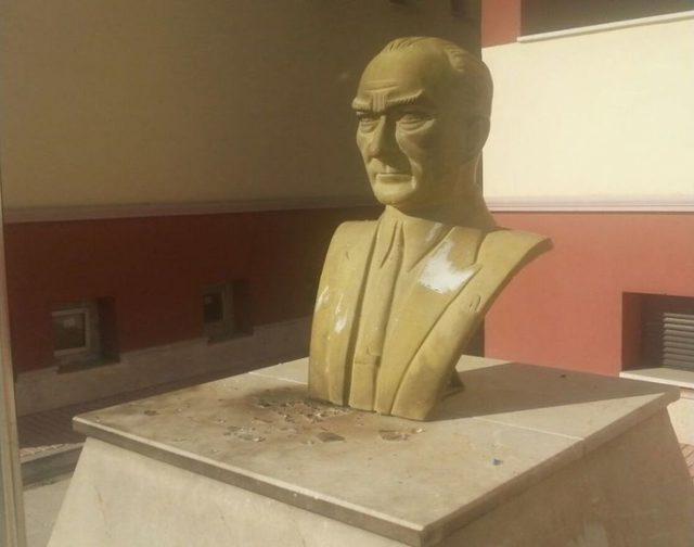 Atat&uuml;rk B&uuml;st&uuml;ne Molotof Attı Yakalanınca "&ouml;zg&uuml;rl&uuml;k Yakındır" Diye G&uuml;ld&uuml; 1
