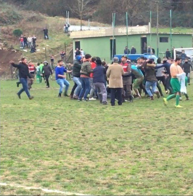 Boks Ringine Dönen Yeşil Sahada 2 Futbolcu Hastanelik Oldu