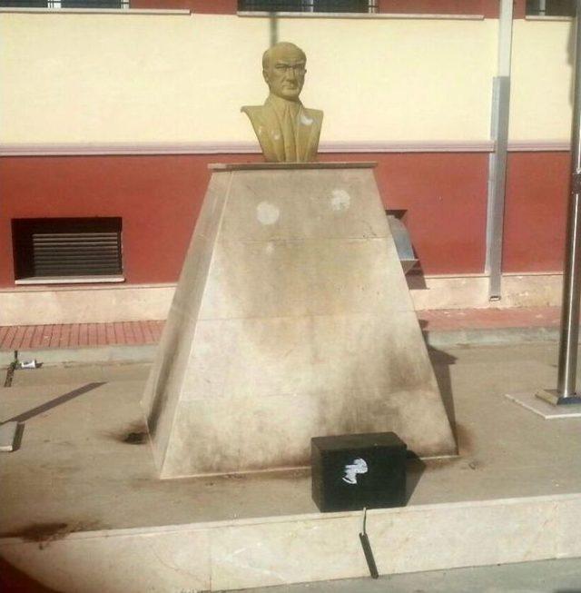 Atat&uuml;rk B&uuml;st&uuml;ne Molotof Attı Yakalanınca "&ouml;zg&uuml;rl&uuml;k Yakındır" Diye G&uuml;ld&uuml; 3