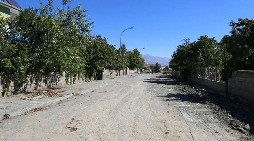 Başbağlar Mahallesinde Kaldırım Yenileme &Ccedil;alışmaları Devam Ediyor