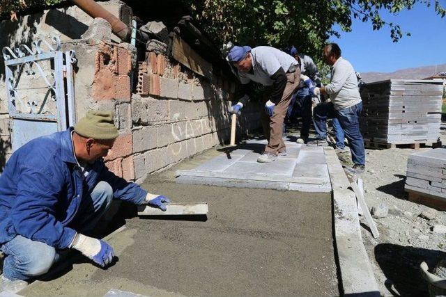 Başbağlar Mahallesinde Kaldırım Yenileme Çalışmaları Devam Ediyor