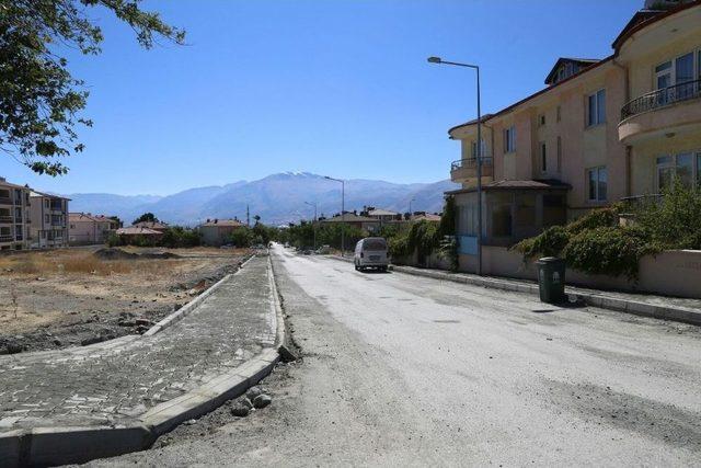 Başbağlar Mahallesinde Kaldırım Yenileme Çalışmaları Devam Ediyor