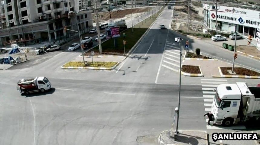 Kamyonun Yaşlı Adamı Ezerek &Ouml;ld&uuml;rd&uuml;ğ&uuml; Anlar Mobese Kamerasında