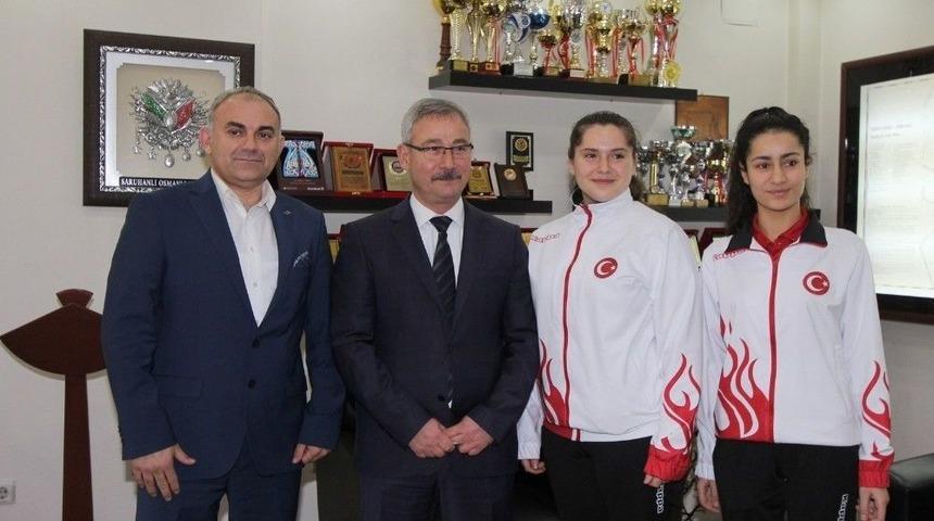 Başkan Yaralı Başarılı Tekvandocuları Altınla &Ouml;d&uuml;llendirdi