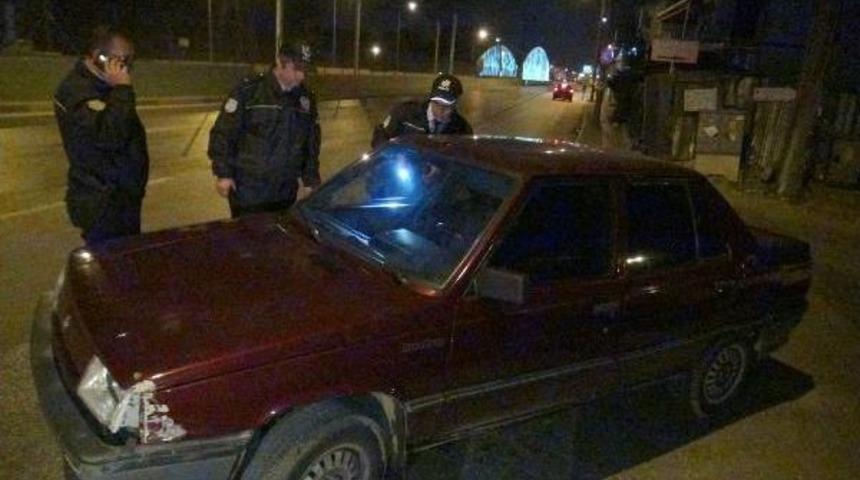 Ş&uuml;phelilerin Aracından Silah, Motor B&ouml;l&uuml;m&uuml;nden Uyuşturucu &Ccedil;ıktı
