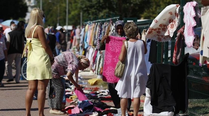 Antalya&rsquo;da Kaldırım Pazarına Yoğun İlgi
