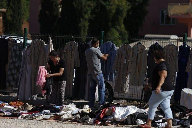 Antalya’da Kaldırım Pazarına Yoğun İlgi