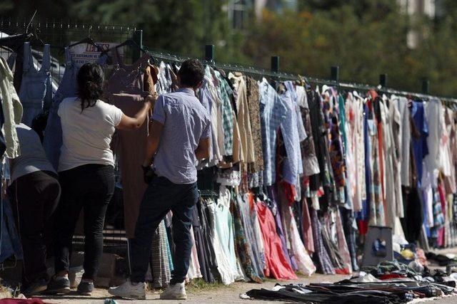 Antalya’da Kaldırım Pazarına Yoğun İlgi