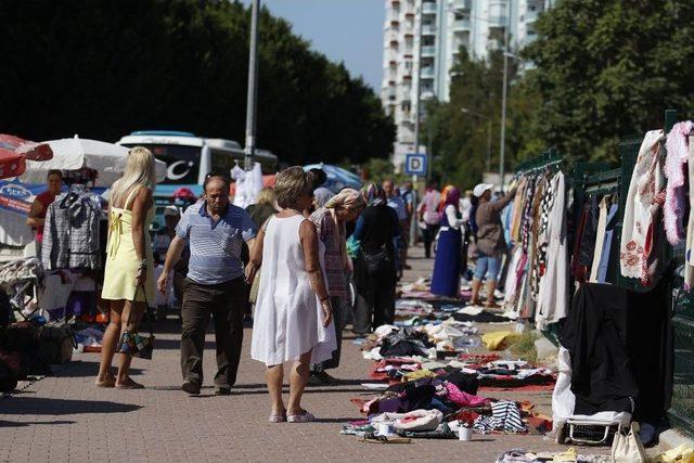 Antalya’da Kaldırım Pazarına Yoğun İlgi