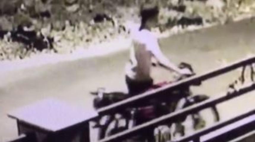 Motosiklet Hırsızlığı G&uuml;venlik Kamerasında