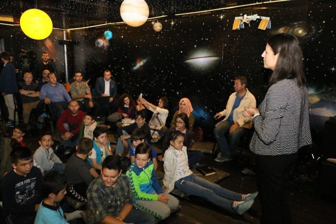 Ey&uuml;p&rsquo;te &Ccedil;ocukların Teleskopla Dolunay Keyfi