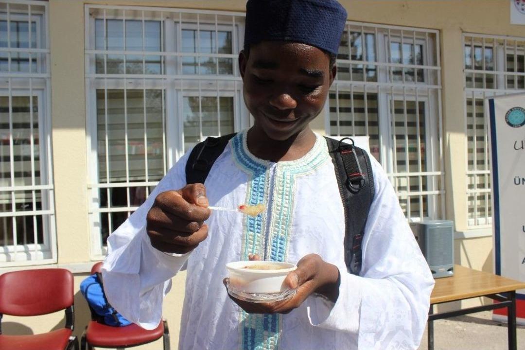 (&ouml;zel Haber) Yabancı M&uuml;sl&uuml;man &Ouml;ğrenciler İlk Defa Aşure Yedi