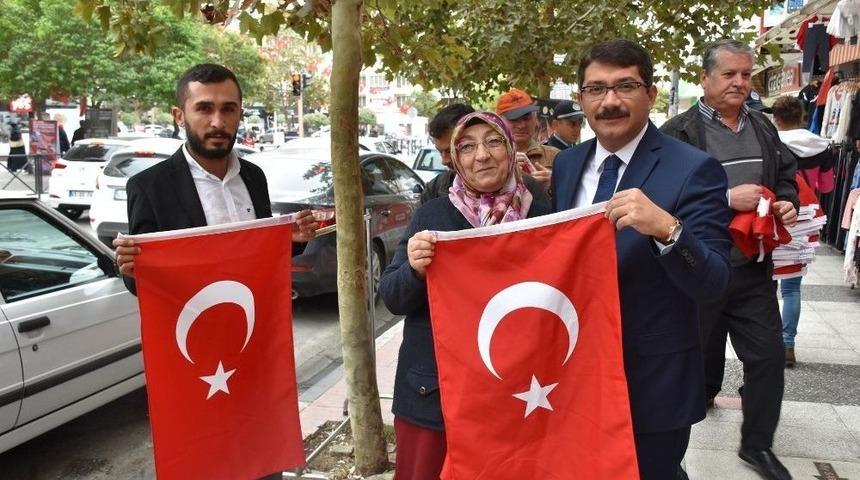 Başkan &Ccedil;elik&rsquo;ten Manisalılara Bayrak &Ccedil;ağrısı