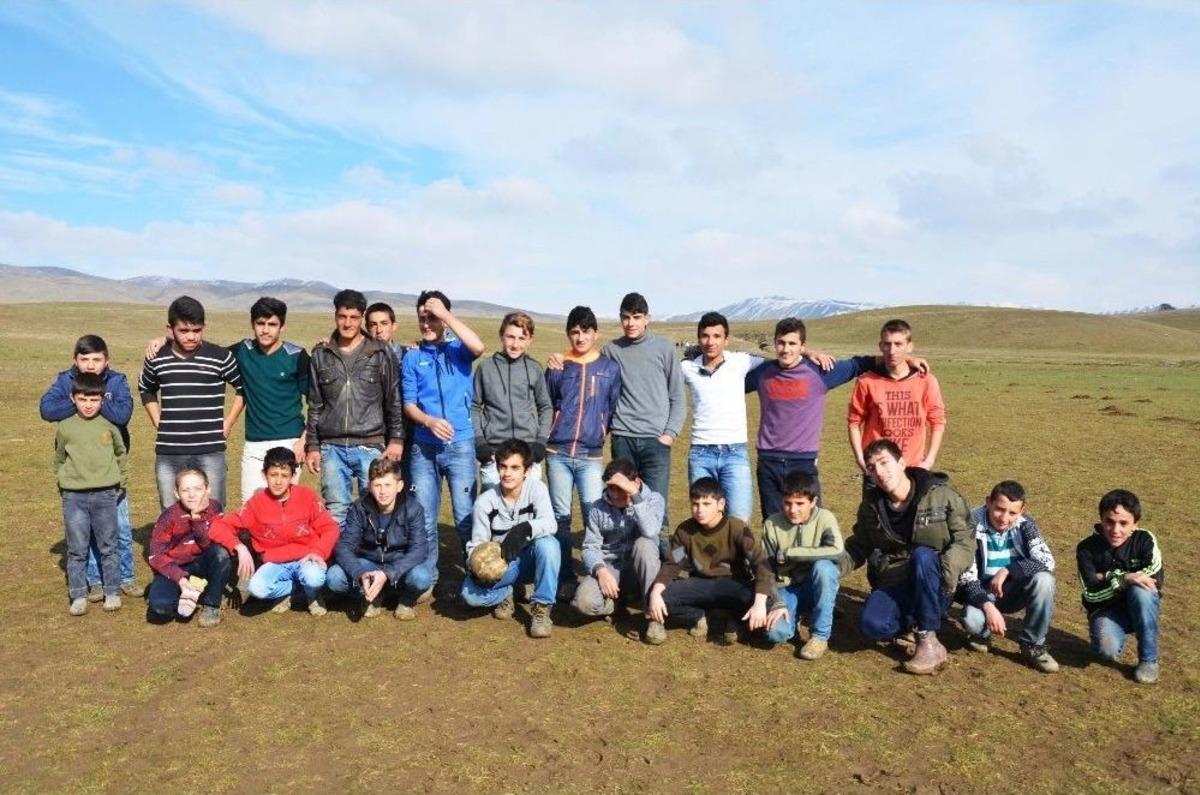 Karın Yağmadığı Muş Ovası&rsquo;nda Futbol Ma&ccedil;ı