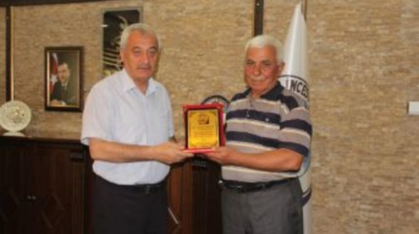 Karamustafa Paşa Muhtarından Başkan Karayol’a Plaket