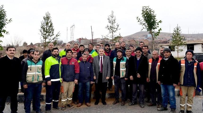 Başkan &Ccedil;akır, İş&ccedil;ilerle Birlikte Ağa&ccedil; Dikti